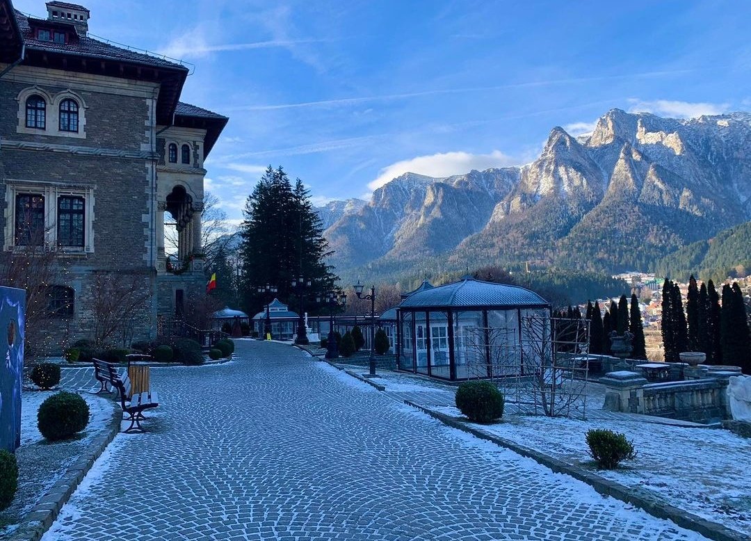 Travel_2Romania's tweet photo. 🙋🏔️Good morning from Cantacuzino Castle ! ☕🐈⬛😺🏔️#Sinaia #România
#BucegiMountains
©️ Castelul Cantacuzino
#TraveltoRomânia https://t.co/K9YsaK9HWv