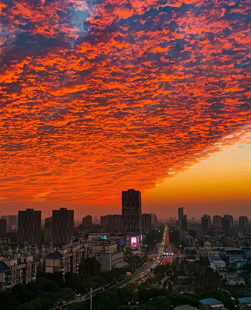 落日余晖晚霞醉人
夕阳无限好，只是近黄昏
#大美中国