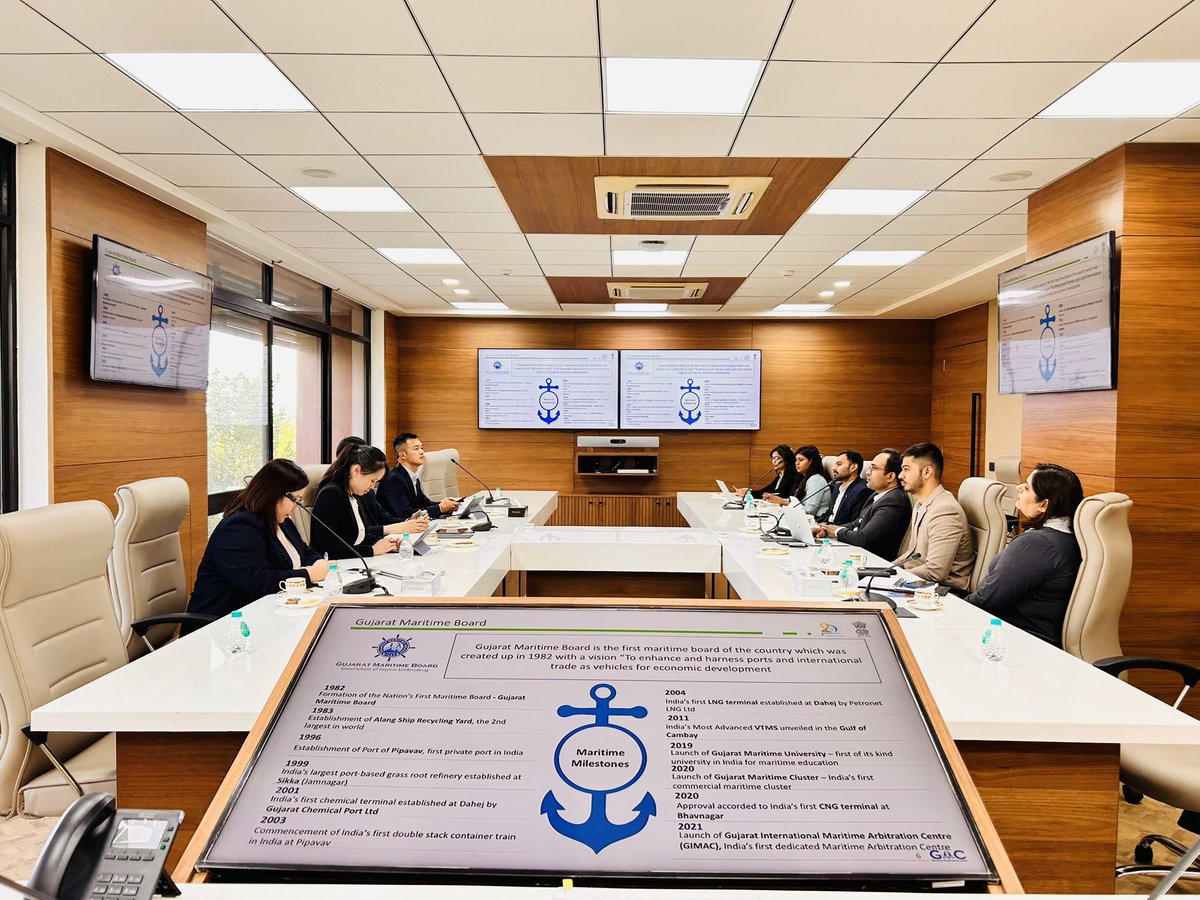MaritimeCluster's tweet photo. Had a fruitful meeting with @MPA_Singapore and discussed about #decarbonization and #digitalisation of #ports and #shipping

@Ports_GMB 
@shipmin_india https://t.co/HLOGS2Bp9W