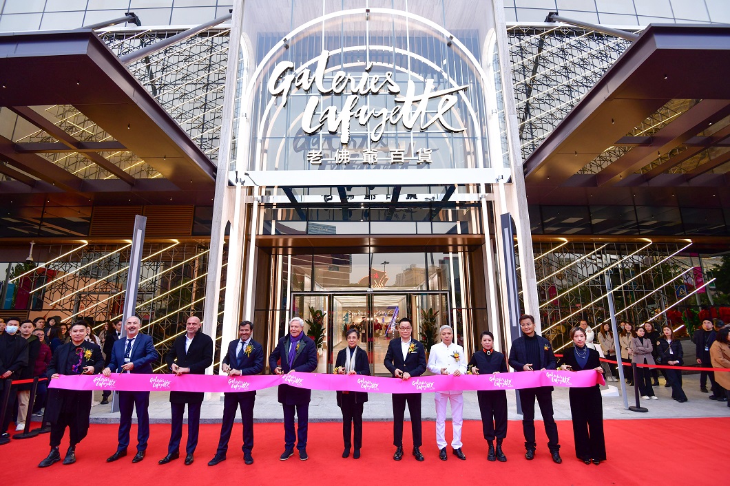 🆕 Après Pékin, Shanghai, Shenzhen et Chongqing en Chine, les #GaleriesLafayette ont officiellement inauguré leur nouveau magasin de 3 300m² situé à Macao, au sein YOHO Treasure Island Resort World Hotel et aux côtés de leur partenaire #ForwardFashionGroup. 🇨🇳