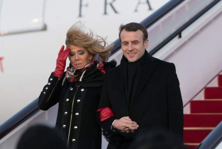 Macron ADORE prendre L' AVION à TOUT VA...
Mais l' impact CARBONE, "çà LUI PARLE "ou pas...???