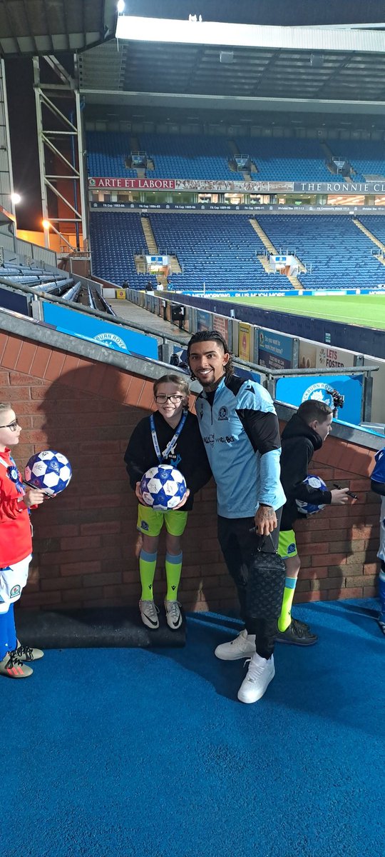 StephanieNight6's tweet photo. Never under estimate the power of a thumbs up &amp; a smile from your fav player. Thomas and Katie living the dream last night. Thx @SamSzmodics Dolan @Rovers @BRFCTrust thx Nick&amp;Lauren for hosting &amp; @Footy_Fits for their hoodies #footballislife #rovers #EmiratesFACup https://t.co/SblfaR5uLv
