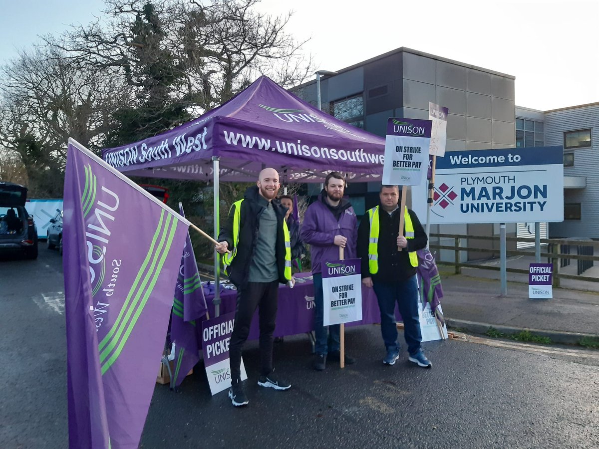UoPUnison's tweet photo. An early start for Estates staff Jack, Ben, and Steve out on the Marjon picket. #payupnow #togetherwearestronger #CostOfLiving #RisingForBetterPay
@UNISONSW
@UNISONinHE https://t.co/wl2OxvqADJ