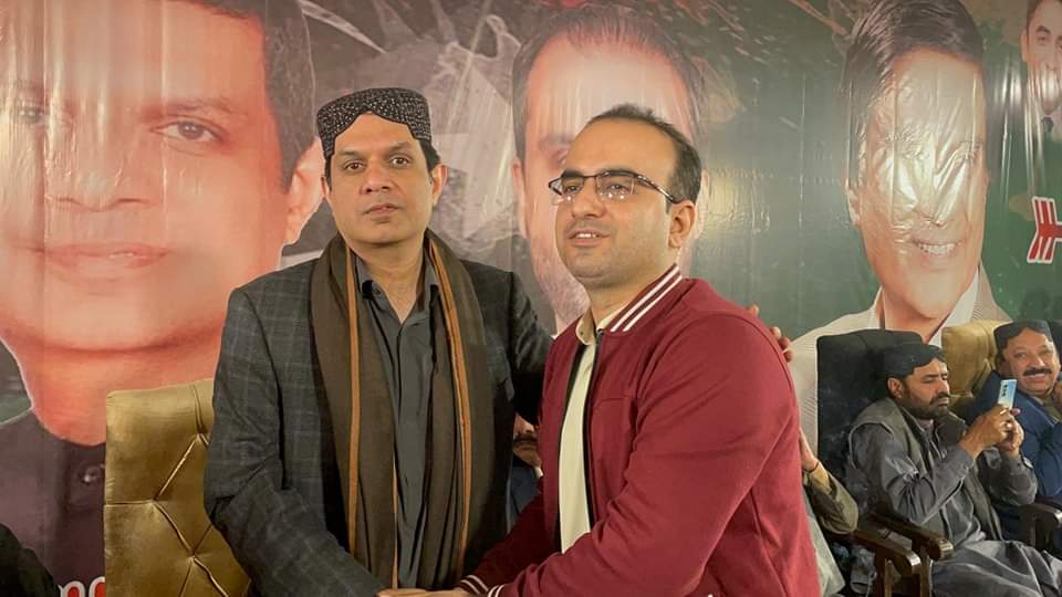 TeamNauman's tweet photo. سکھر:جئے شاہ ٹاؤن کی جانب سے عظیم الشان جلسہ منعقد کیا گیاجس میں پاکستان پیپلز پارٹی کے نامزد امیدوار حلقہ این اے 200 نعمان اسلام شیخ،امیدوار پی ایس 25 سید ناصر حسین شاہ، پی ایس 24 کے امیدوار سید فرخ شاہ نے شرکت کی پارٹی کارکنوں سے خطاب کیا۔
@BBhuttoZardari @NaumanIShaikh https://t.co/9hvYg0qiY8