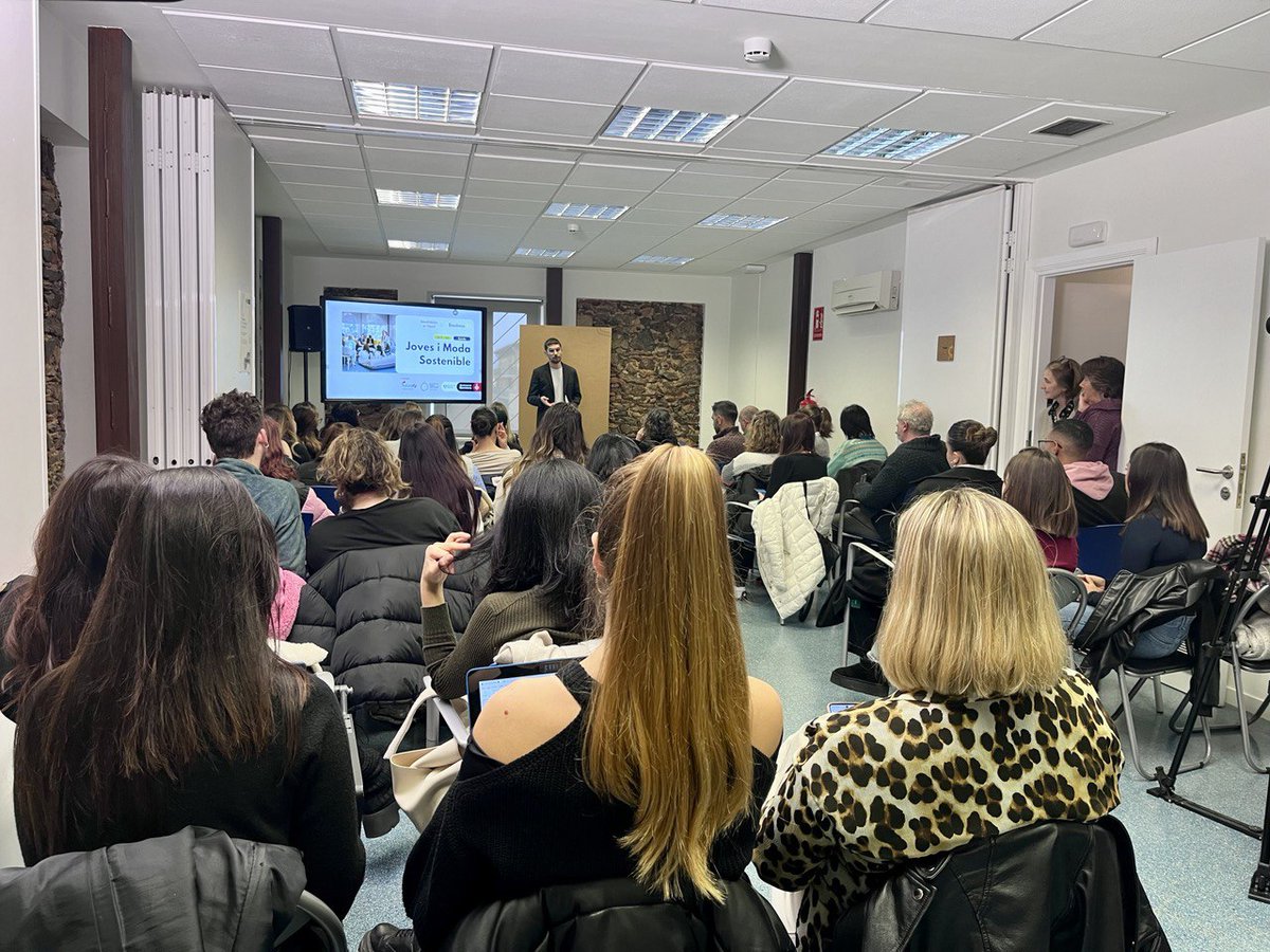 👚Avui, la sessió 'Joves i Moda Sostenible', emmarcada en els #Diesinnoba i #revesstim de <a href="/barcelonactiva/">Barcelona Activa</a>.

➕300 alumnes de 8 instituts de la família del tèxtil de <a href="/futura_fp/">FuturaFP</a> que reflexionen sobre els impactes del tèxtil i sobre com apropar el ♻️ tèxtil sostenible a la joventut.