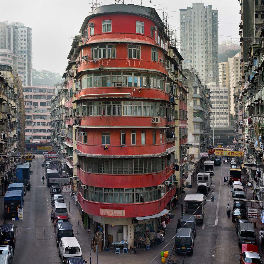 FedeItaliano76's tweet image. The unvarnished beauty of Hong Kong's corner houses as captured by Michael Wolf (1954–2019)
