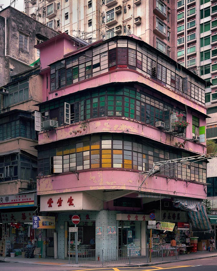 FedeItaliano76's tweet image. The unvarnished beauty of Hong Kong's corner houses as captured by Michael Wolf (1954–2019)