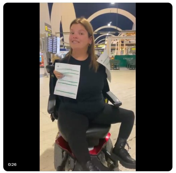Fundacion_ONCE's tweet photo. ✈️@IMPULSAIGUALDAD denuncia la discriminación que sufrió una joven usuaria de silla de ruedas eléctrica el pasado viernes en el Aeropuerto de Sevilla por parte de Ryanair, al no poder realizar el vuelo que tenía previsto a Milán.

https://t.co/LyKspvWIeT https://t.co/yRmHwoKSym