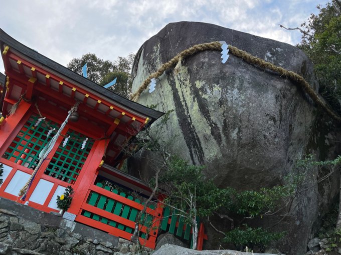 御神体デカすぎて岩生える 