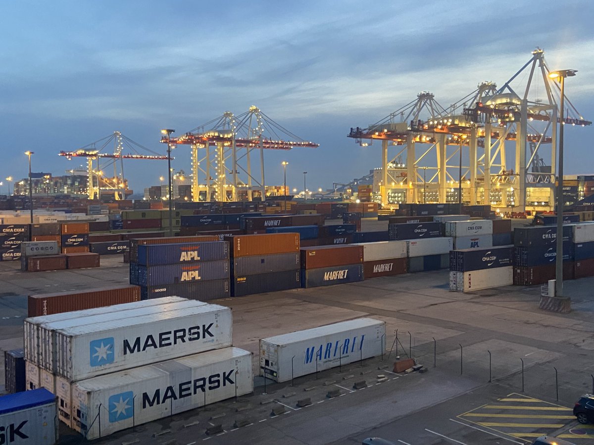 loiclecomte's tweet photo. Ce lundi 29/01 à 18h00, le @TDF_Dunkerque cumulait 877 mètres de navires à quai, en recevant trois navires (LOA : 398m + 260m + 219m) simultanément ! https://t.co/lKuf54smOE