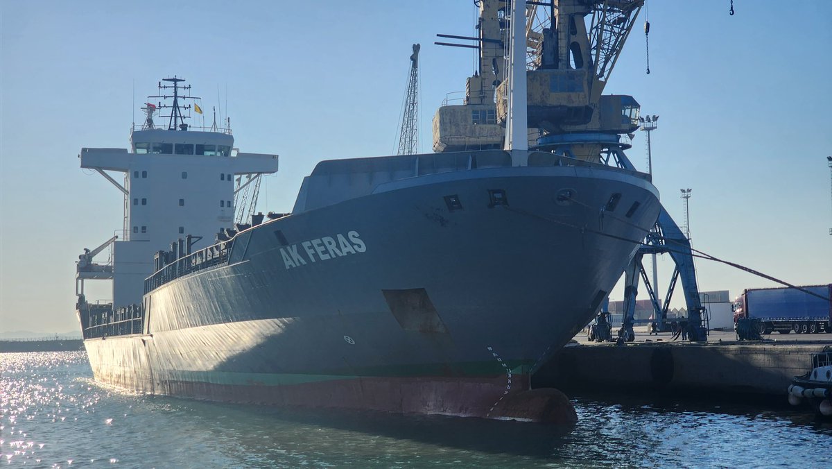 DurresPort's tweet photo. #FreighterTuesday⛴🏗🌊
#Spotted👀: #AKFERRAS ship flying under the flag of #StKittsandNevis🇰🇳unloading melamine @ the #WesternTerminal today. This ship is 118 m long & has a GT of 5.522 t.🚢🏗
#Maritime🇦🇱⚓️🚢 #portcity #logistics #shipping #cargo #portainers #harbour https://t.co/gLJB70BwJd