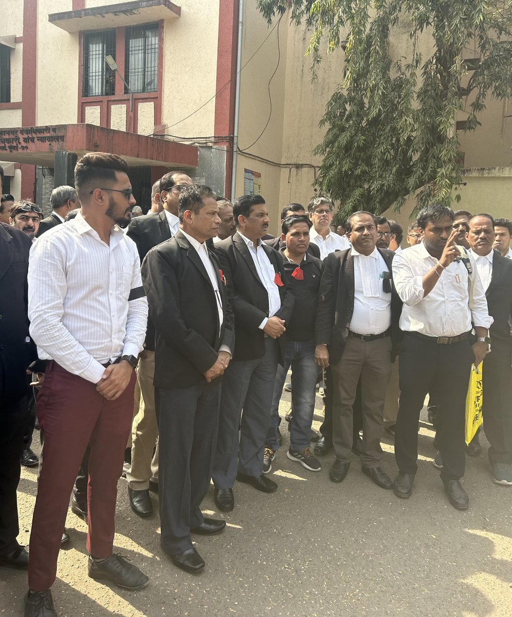 advabidabbas's tweet photo. Today we have organized a protest in Kurla Court and on 02 February 2024, we will hold a massive protest at Azad Maidan demanding implementation of Advocate Protection Act in Maharashtra and across India.
I request all my lawyer’s colleagues to participate in this protest.

@PMOIndia @rashtrapatibhvn @CMOMaharashtra @Dev_Fadnavis @manoj_kotak @LiveLawIndia @barandbench @MLJ_GoI @Advsaifalam @suchetadalal @shewale_rahul @mieknathshinde @DrSEShinde @ndtvindia @IndianExpress @the_hindu @htTweets @TimesNow @timesofindia @lokmat 

https://t.co/GpeKibSntO
