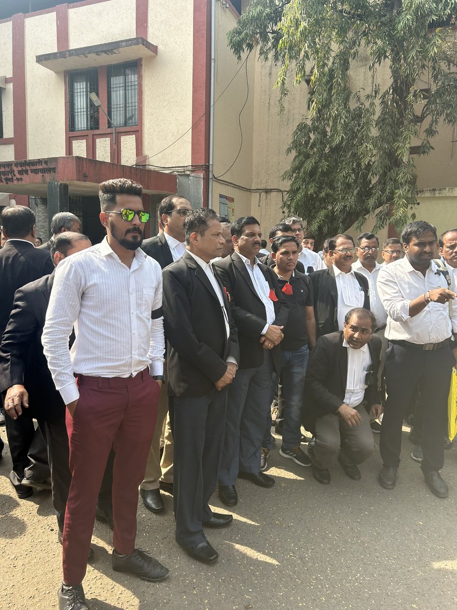 advabidabbas's tweet photo. Today we have organized a protest in Kurla Court and on 02 February 2024, we will hold a massive protest at Azad Maidan demanding implementation of Advocate Protection Act in Maharashtra and across India.
I request all my lawyer’s colleagues to participate in this protest.

@PMOIndia @rashtrapatibhvn @CMOMaharashtra @Dev_Fadnavis @manoj_kotak @LiveLawIndia @barandbench @MLJ_GoI @Advsaifalam @suchetadalal @shewale_rahul @mieknathshinde @DrSEShinde @ndtvindia @IndianExpress @the_hindu @htTweets @TimesNow @timesofindia @lokmat 

https://t.co/GpeKibSntO