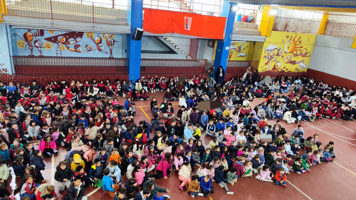 ImmaVedruna's tweet photo. Celebrem el #DENIP a l'escola.
Tots els alumnes de l'escola han enviat un missatge de pau i els hem recollit en aquesta olivera col·laborativa. 
#noalaguerra #escolaambvalors #ODSVedruna https://t.co/X9bxu1paQ1