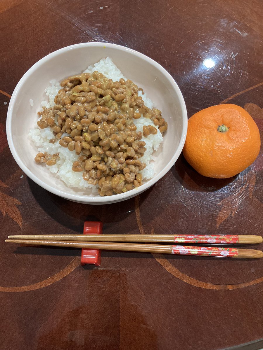 BJasminum's tweet photo. 今日の晩御飯は冷凍してあったご飯に納豆を乗せて納豆ご飯と実家から盗んできたみかんです。納豆は栄養あるんだからね笑
とにかく節約です。
贅沢は敵です笑
頂きま〜す https://t.co/j4ybQtvT3J