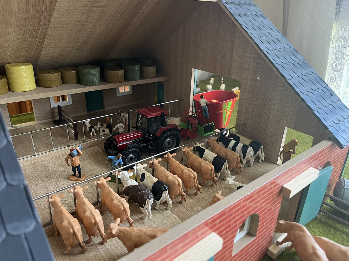 Agrimilk's tweet photo. Carpet farming tonight….
1:32 scale.
#Britains #Siku #Universalhobbies https://t.co/oTf54X1xm5