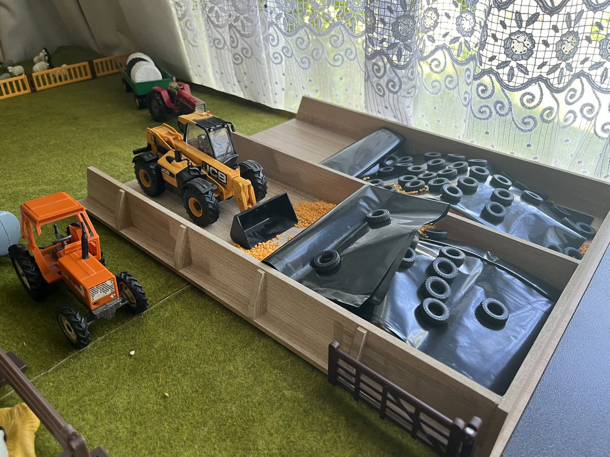 Agrimilk's tweet photo. Carpet farming tonight….
1:32 scale.
#Britains #Siku #Universalhobbies https://t.co/oTf54X1xm5