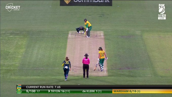 Six and out 🥶 📹 Credits: Twitter/cricketcomau