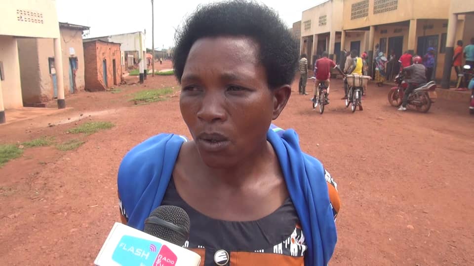 flashfmrw's tweet photo. Abaturage muri @KireheDistrict basaba ko hashyirwa imodoka zitwara abagenzi bava mu murenge wa #Gahara berekeza muwa #Mutenderi mu karere ka @NgomaDistrict kugirango bagere mu mujyi wa #Kibungo badahenzwe na moto #RadioFlashTVNewsUpdates https://t.co/lG4656gBtC