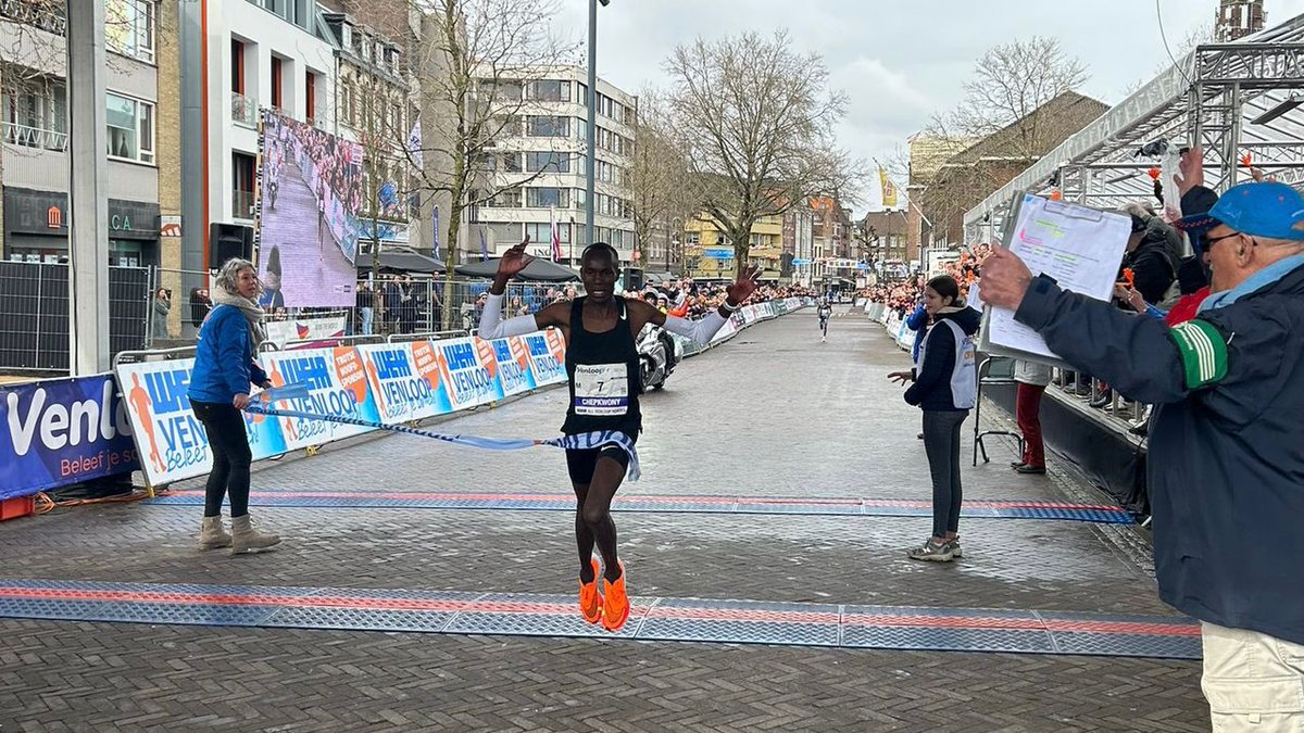 omroepvenlo's tweet photo. Alle startbewijzen voor de zeventiende editie van de halve marathon van de Venloop zijn uitverkocht. Zondag 24 maart zullen er dus 10.000 hardlopers aan de start verschijnen. https://t.co/nEMsyP9ctb https://t.co/6GREweEDg9