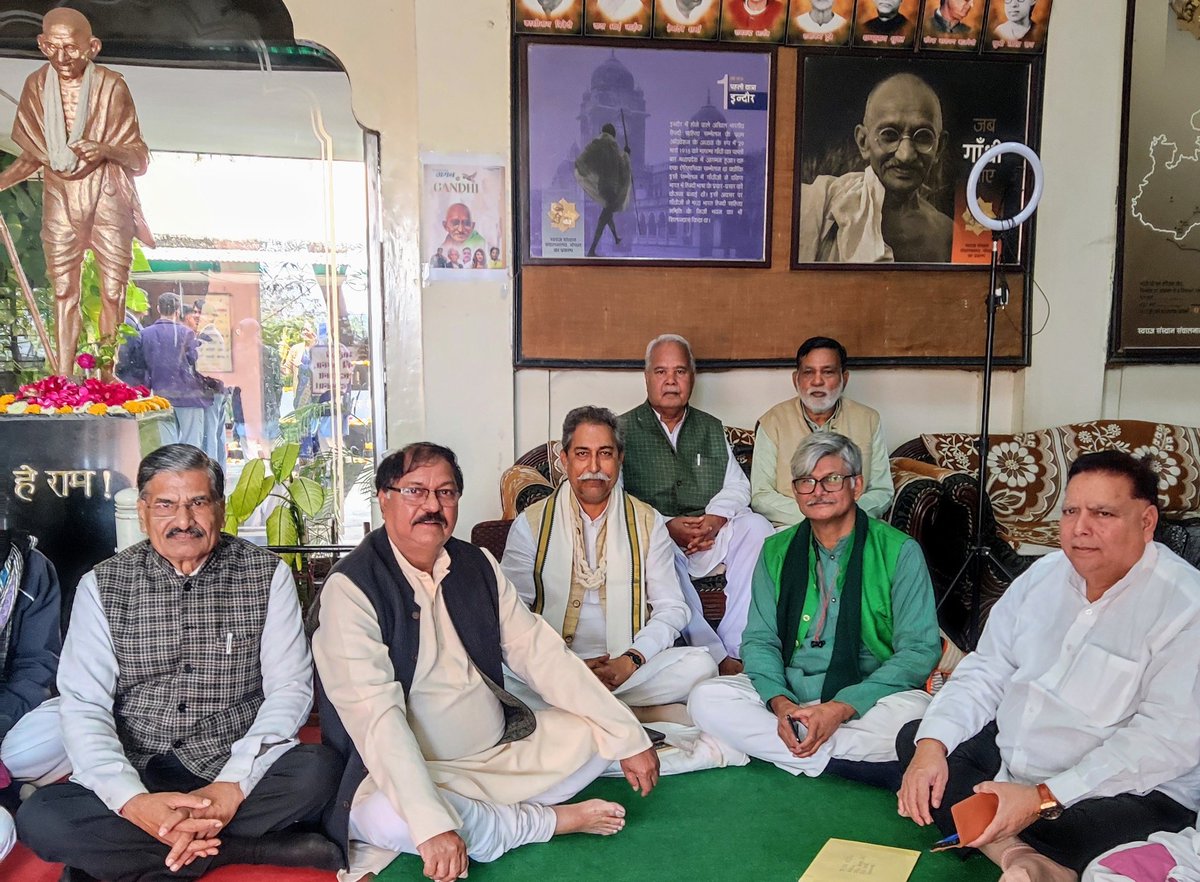 badalrajesh's tweet photo. भाई राकेश पाठक ने आज उस पुण्यात्मा का स्मरण करते हुए दिन भर उपवास किया,जिसने मुल्क को आज़ादी दिलाई।  मैं भी इस अवसर पर उपस्थित था । पद्मश्री विजयदत्त श्रीधर और समानता को साथ लेकर चलने वाले डॉक्टर सुनीलम,गांधीभवन न्यास के सचिव दयाराम नामदेव समेत सैकड़ों लोग उनका साथ देने पहुंचे । https://t.co/lRpv1Izl7F