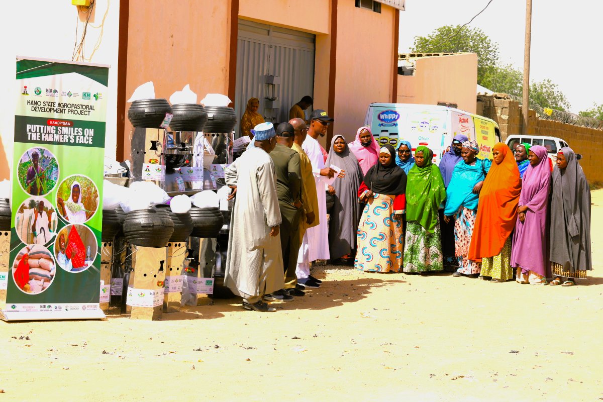 NigeriaSasakawa's tweet photo. Empowering #women &amp; protecting the #environment!  The @KanoPastoral trains women in sustainable food processing, providing them with #Save80 stoves &amp; essential equipment to save money &amp; firewood, while the Wonder Box keeps food warm! #WomenEmpowerment #ClimateAction #Kano https://t.co/eyfpaGBUQD
