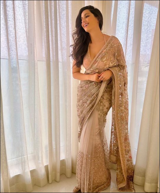 BollywoodTime16's tweet photo. NORA FATEHI LOOKS STUNNING IN AN EXQUISITE NUDE-COLOURED SAREE
Read more: https://t.co/R4YnwhlM2Z
#BollywoodTimes11 #NoraFatehi #SareeFashion #StunningLook #ExquisiteStyle #FashionGoals #CelebrityStyle #NudeSaree #Fashionista #Glamorous https://t.co/00usnlIXhK