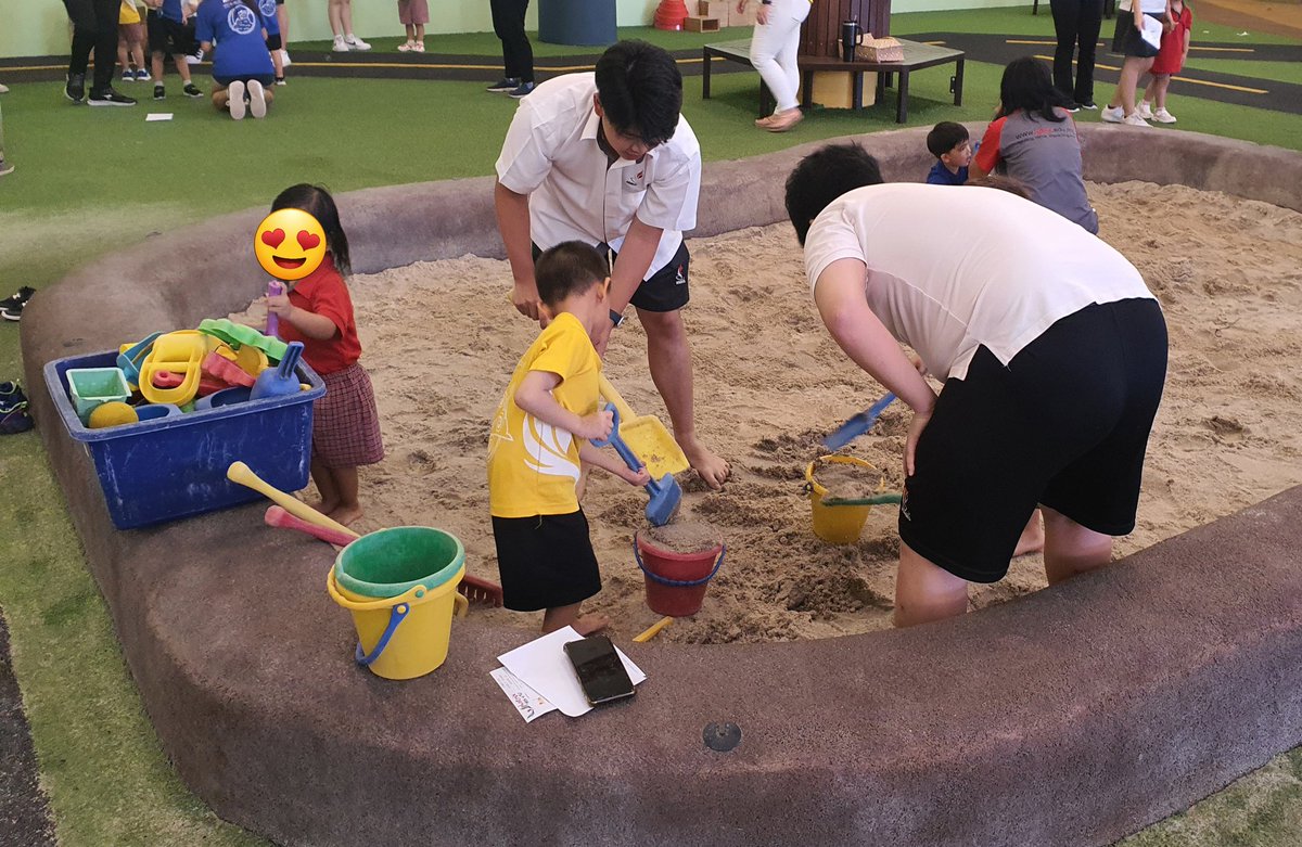 Millyphysed's tweet image. A great start to our Week of Play. Our Secondary and Elementary grades playing together #igbintschool#weekofplay#community