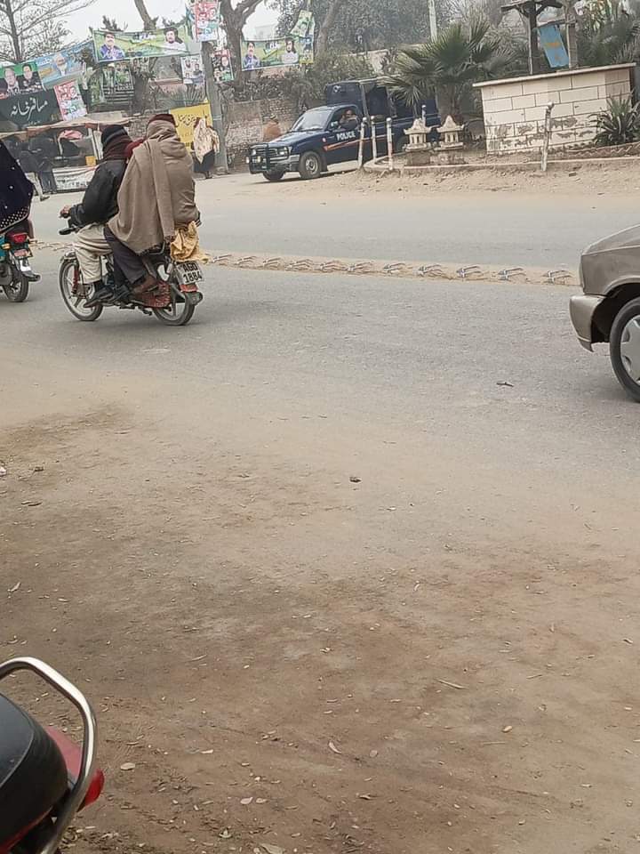 PTISPOfficial's tweet photo. فورٹ عباس میں تحریک انصاف کے نامزد امیدوار شوکت بسرا NA 163 اور قیدی نمبر 804 کے کارکنوں کی گرفتاری کے لیے پولیس کی بھاری نفری تعینات کر دی گئ۔ اج فورٹ عباس میں ریلی نکالی جانی ہے
#NA163
#PP241
#PP242
#نشان_بدلا_ہے_ایمان_نہیں https://t.co/eK0ISbVneQ