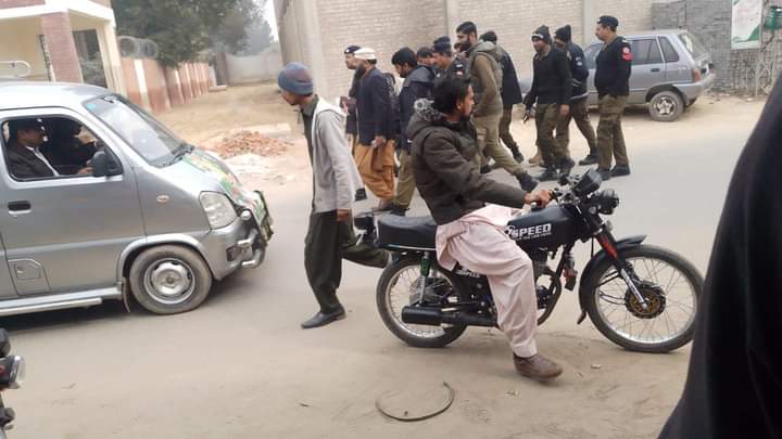 PTISPOfficial's tweet photo. فورٹ عباس میں تحریک انصاف کے نامزد امیدوار شوکت بسرا NA 163 اور قیدی نمبر 804 کے کارکنوں کی گرفتاری کے لیے پولیس کی بھاری نفری تعینات کر دی گئ۔ اج فورٹ عباس میں ریلی نکالی جانی ہے
#NA163
#PP241
#PP242
#نشان_بدلا_ہے_ایمان_نہیں https://t.co/eK0ISbVneQ