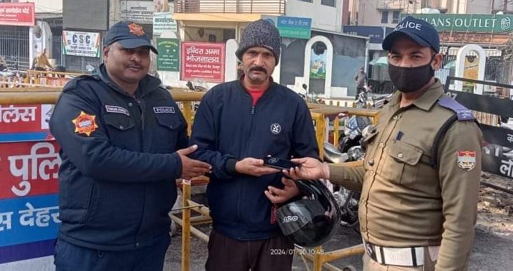 SPTrafficDoon's tweet photo. #यातायात_पुलिस_में_नियुक्त_आरक्षी_द्वारा_
#पेश_की_गई_ईमानदारी_की_मिसाल

दिनांक 30/01/2024 को श्री रमेश चंद पुत्र श्री शशकु निवासी धर्मपुर का फोन ई सी रोड पर गिर गया था। जिसे  सर्वे चौक पर ड्यूटीरत आरक्षी प्रवीण कुमार द्वारा वापस किया गया। https://t.co/NIDen2iPId