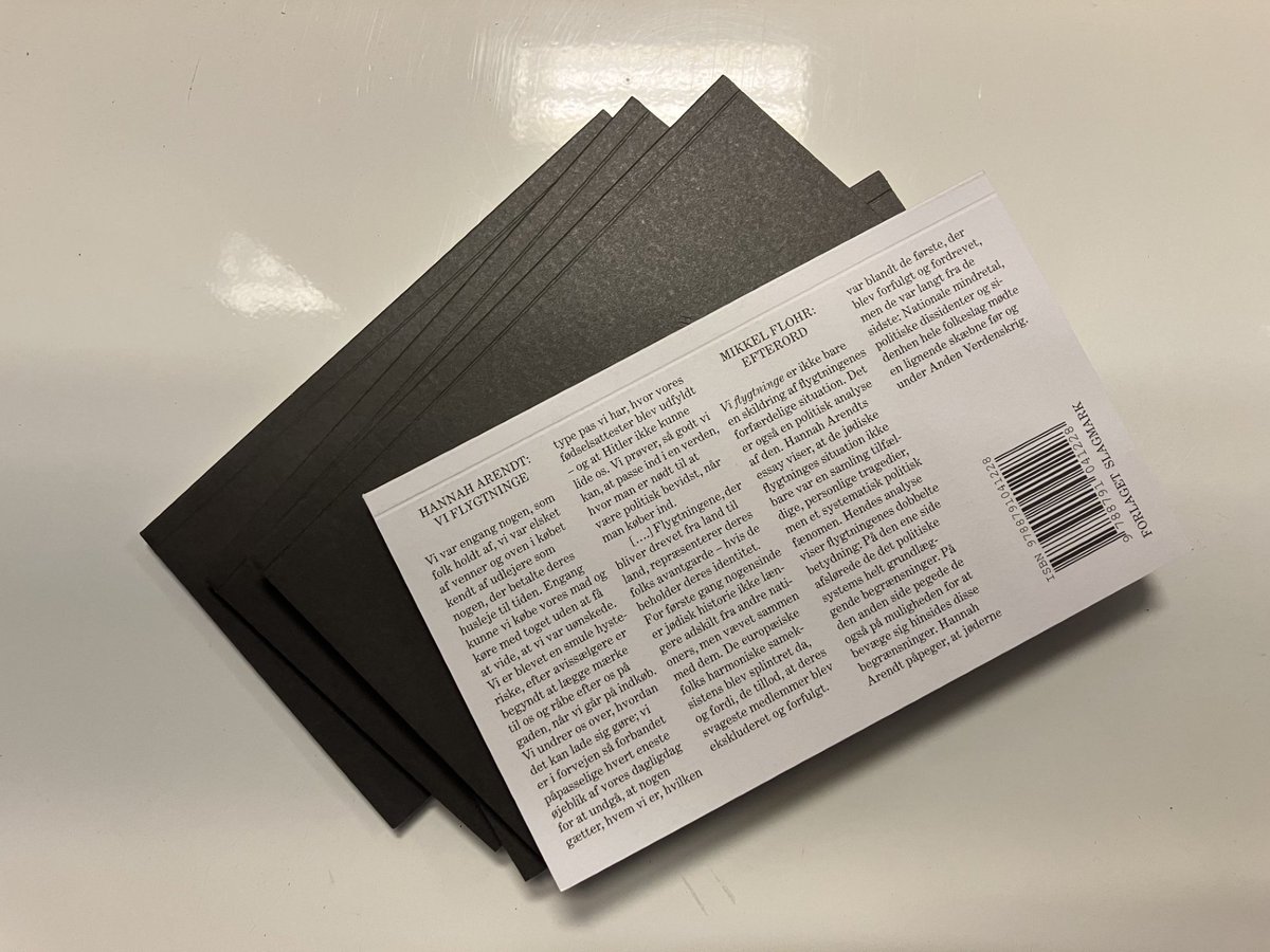 "Vi flygtninge" findes nu i fjerde oplag! 

Arendts essay om flygtningens udsatte position er stærkt og relevant. Vi er glade for, at det forsat kan blive læst. Omslaget er i en ny, smuk sølvsort, men teksten står som oprindeligt, oversat og med efterord af <a href="/M_Flohr/">M. Flohr (@mflohr.bsky.social)</a>
