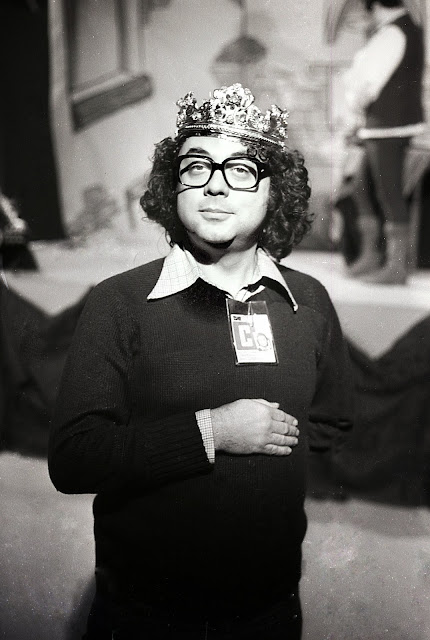 Este domingo <a href="/Impres_TVE/">Imprescindibles TVE</a> estará dedicado a Sergi Schaaff, pieza fundamental de la historia de <a href="/rtve/">RTVE</a> y creador revolucionario desde Cataluña. Un documental de Judith Fdez. y Pilar Ruiz realizado con mucho mimo y en el que tenido el honor de colaborar. 
Foto <a href="/arxiusendra/">Arxiu Gabriel Sendra-RTVE</a>