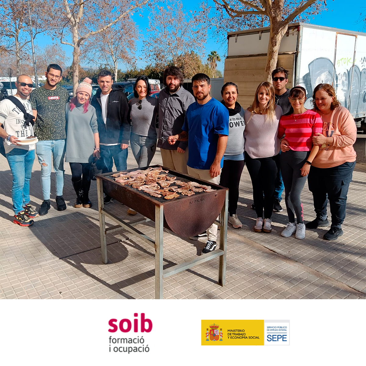 GIRASOLSalutMen's tweet photo. 🔥 Encenent la flama a la festa de #SantAntoni des de #FormacióDual #SOIBDual #Vulnerables
🎓 Enfortint habilitats socials i tradicions mentre cream un futur brillant per als nostres aprenents de #Bar23 i #Admin23
Amb el suport de @SOIBgoib i @empleo_SEPE https://t.co/lvIxHdvGuU