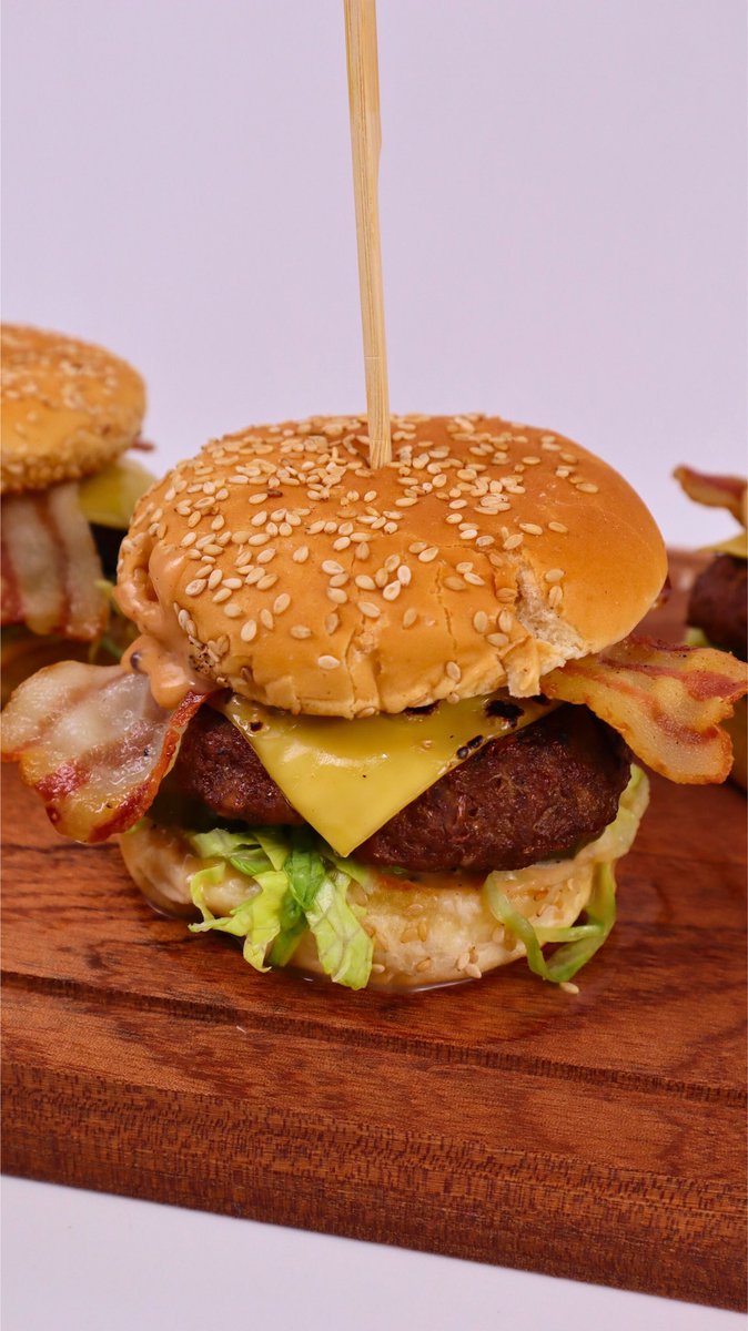 thesamscooking's tweet photo. Sweet Chili Burgers
#Holdspatula https://t.co/XSfuOfrMf9