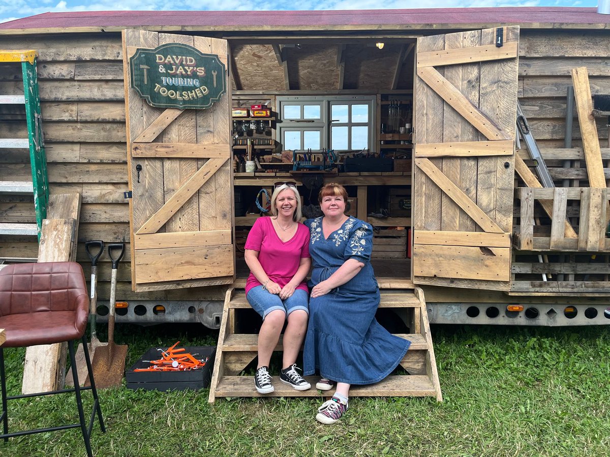 Me & my sis on the steps of the Touring Toolshed. Mom passed away shortly after filming & sis has been a warrior sorting things out. Thank you 💋 Mom would have been proud of both of us I think 😊
I pop up again in episode 11, on the 5th.
#touringtoolshed #jayblades #davidjason