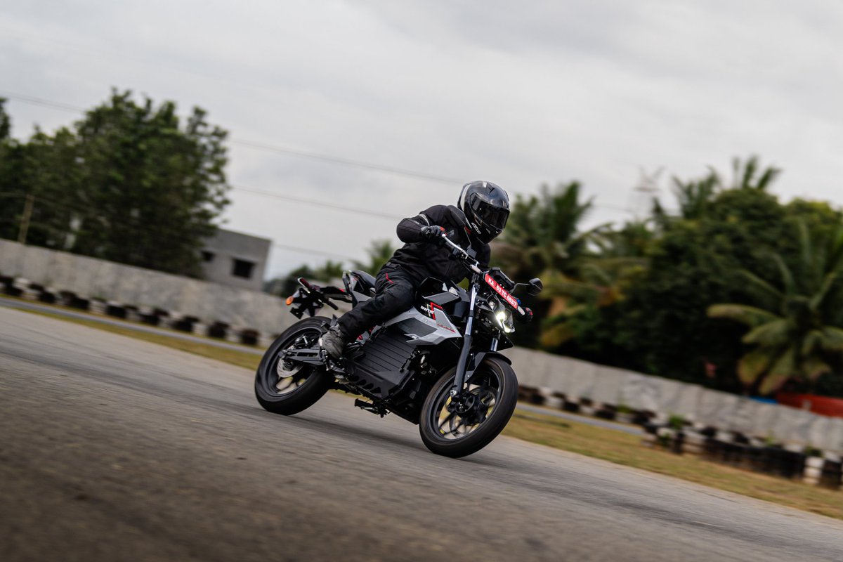 Mantis: not just a ride, an experience. 
⚡️⚡️⚡️

Book your Mantis now! 
------
Mantis #ultimateStreetPredator
#orxaenergies #orxamantis #readytoambush #mantis #electric