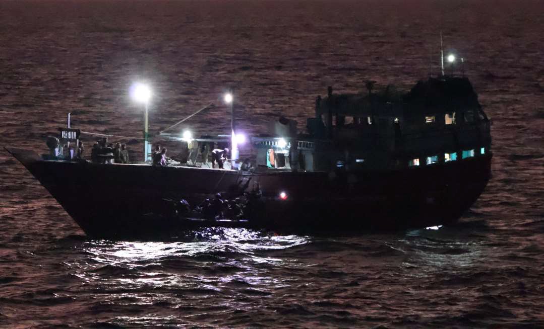 TheQrius's tweet photo. Indian Navy, INS Sumitra rescues 19 Pakistani fishermen from Somali pirates, off the east coast of Somalia.

https://t.co/Y7U8h8pKaV

#IndianNavy https://t.co/5evSwwKVqE