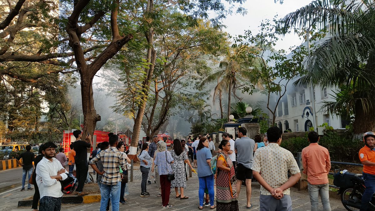 walkingproject's tweet photo. During our #CommunityWalk11 last Sunday, we stumbled into an active fire situation, so we were curious how smoke from that would affect the PM 2.5 level readings in our AQI monitor.
The number spiked from an avg of 47ug/m3 to 211ug/m3.
Delhi's average AQI is 411ug/m3 right now! https://t.co/ew81LX4det