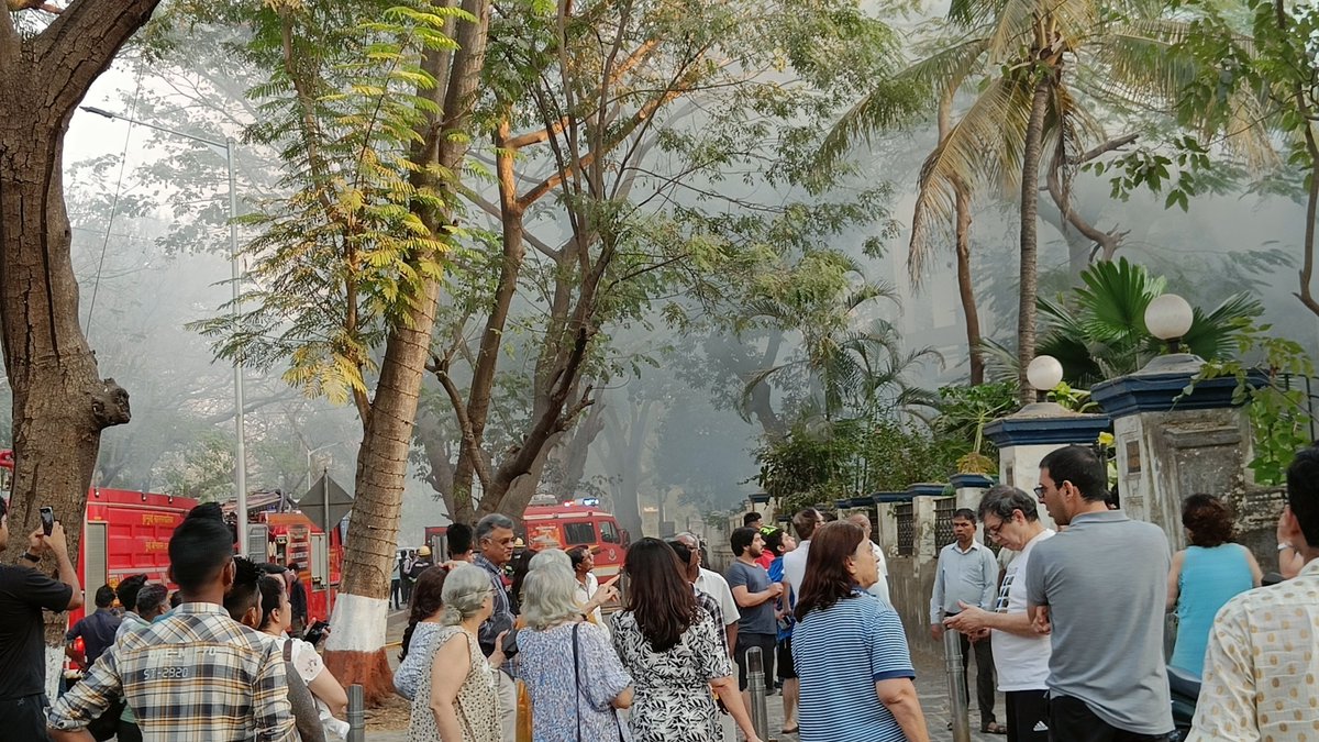 walkingproject's tweet photo. During our #CommunityWalk11 last Sunday, we stumbled into an active fire situation, so we were curious how smoke from that would affect the PM 2.5 level readings in our AQI monitor.
The number spiked from an avg of 47ug/m3 to 211ug/m3.
Delhi's average AQI is 411ug/m3 right now! https://t.co/ew81LX4det