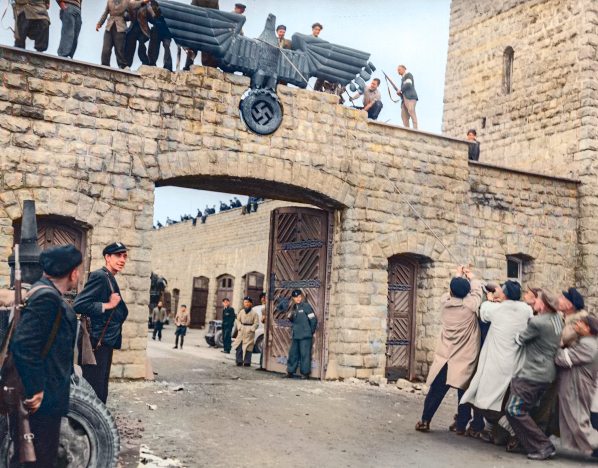 Tras la liberación del campo de concentración de Mauthausen, los presos, varios de ellos españoles, tiraron abajo el águila nazi que presidía la puerta de entrada al campo.

Más de 7.200 españoles acabaron en Mauthausen.

Fotografía coloreada: