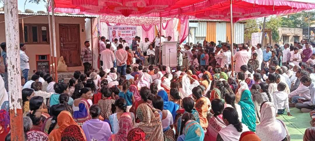 GautamW42104954's tweet image. जऊळका सर्कल ता. मालेगाव जि. वाशिम येथे आयोजित संवाद सभेला वंचित बहुजन आघाडीचे राष्ट्रीय अध्यक्ष अँड. Balasaheb Ambedkar  हे मार्गदर्शन करत आहेत.

यावेळी वंचित बहुजन आघाडीच्या नेत्या अंजलीताई आंबेडकर आणि पदाधिकारी तसेच सर्कल मधील नागरीक मोठ्या संख्येने सहभागी झाले आहेत.

#VBAForIn