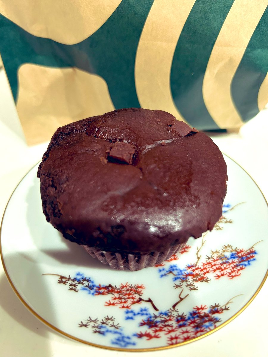 mega_pocopoco's tweet photo. うまー。会社でもらった。
ねっとりマフィンじゃないからもぐもぐ食べれるぞこれは。晩ごはん前なのに困ったな。
のっかってるチョコは濃厚でいい感じ。
美味しいコーヒー飲みたい。
1口むしってしまったが、明日の朝ごはんまで我慢しよかな… https://t.co/OqbghmMl3C