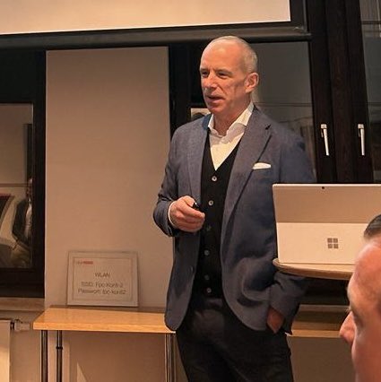 HarvardClubRM's tweet photo. Es war uns eine große Freude Christoph Debus, CFO von @FlixBus_DE , willkommen zu heißen. Das Unternehmen hat sich in nur 10 Jahren zum globalen Marktführer für Mobilität entwickelt. Spannende Einblicke in die Wachstums- und Nachhaltigkeitsstrategie machten den Abend lehrreich. https://t.co/UjStAbcBOZ