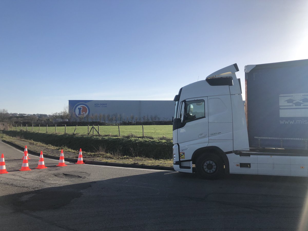 Une trentaine de tracteurs d’agriculteurs en colère du sud Loire se disant« asyndiqués », du GAB 44 ou de la Confédération paysanne bloquent depuis hier, 21 heures, la SCA ouest, dépôt logistique des magasins Leclerc à Saint Etienne de Montluc. #Agriculteursencolere  #nantes