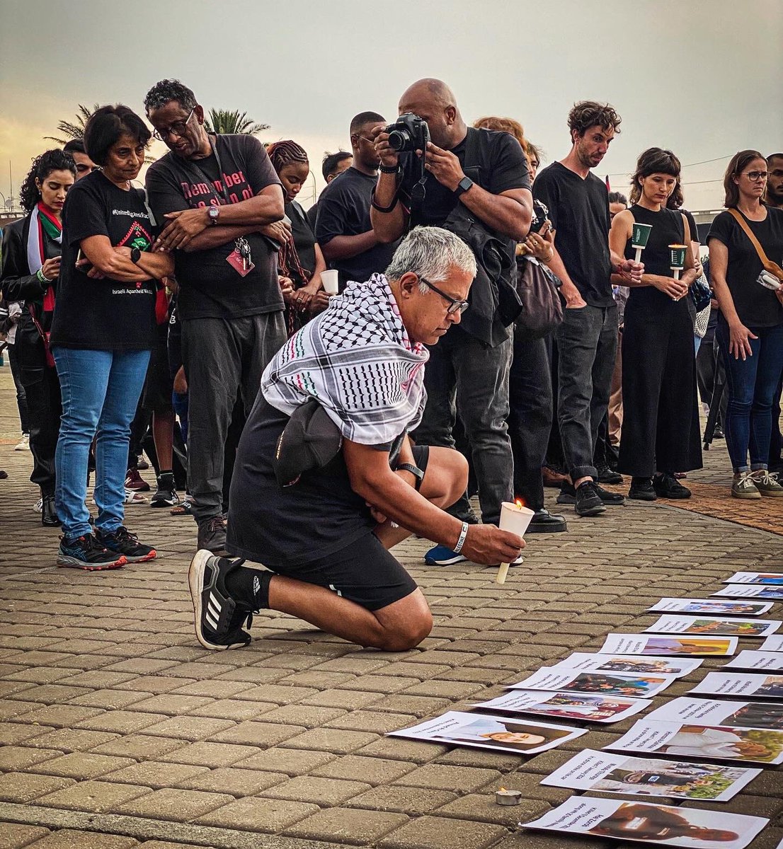 Journ_SA's tweet photo. READ: South African journalists join together in solidarity for colleagues killed in Gaza, organising vigils in Cape Town, Johannesburg, Durban and Makhanda. Photo: Dinesh Balliah.

Full story: https://t.co/IuHGfpyvEs https://t.co/HGU1cgjglZ