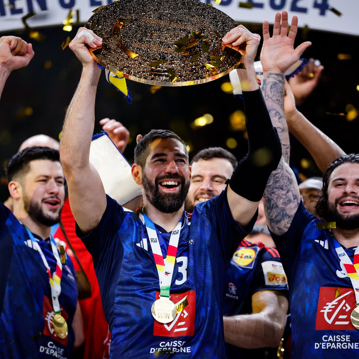 🇫🇷 Photo de légende 📸 Nikola Karabatic 👑 JO ➡️ 🥇🥇🥇🥈 Mondiaux ➡️ 🥇🥇🥇🥇🥈🥉🥉 Euro ➡️ 🥇🥇🥇🥇🥉🥉