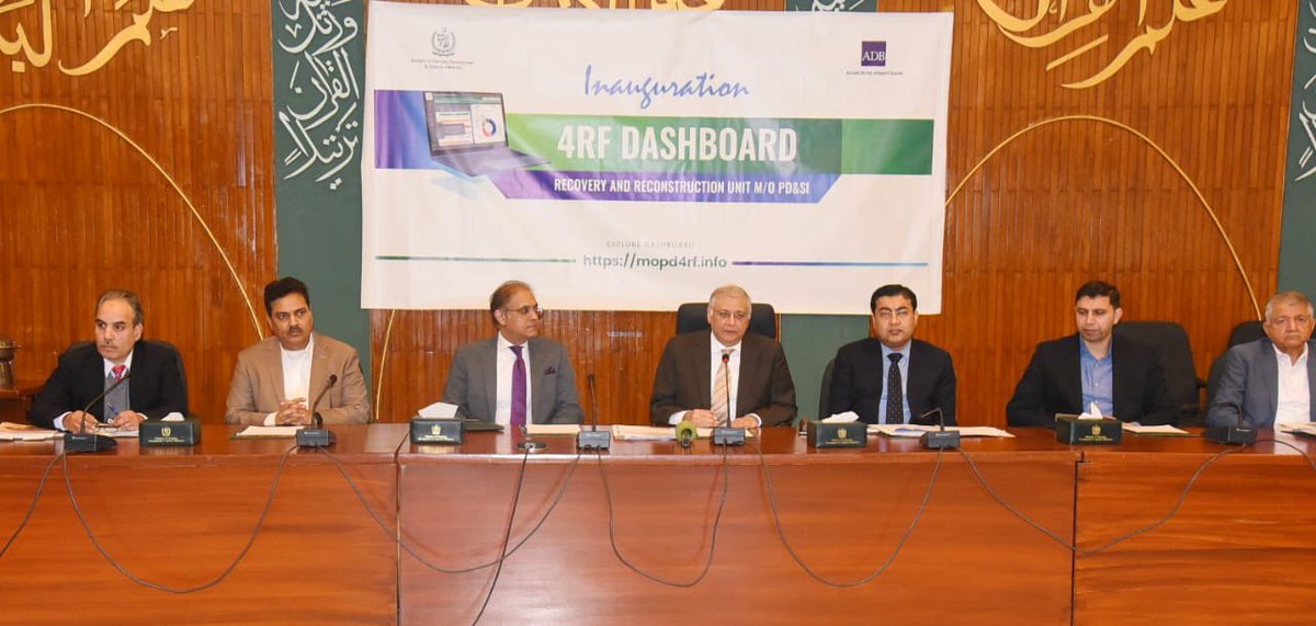 PlanComPakistan's tweet photo. نگراں وزیرمنصوبہ بندی محمد سمیع سعید کا 4RF ڈیش بورڈ کا افتتاح۔

وفاقی وزیر پالیسی اینڈ سٹریٹیجی کمیٹی/اوور سائیٹ بورڈ برائے پوسٹ فلڈ ریسیلینٹ، ریکوری، بحالی، اور تعمیر نو کے فریم ورک کے تیسرے اجلاس کی صدارات کر رہے تھے 

4RF ڈیش بورڈ سیلاب سے متعلق منصوبوں پر عملدرآمد میں شفافیت اور کارکردگی کو یقینی بنانے کے لیے اہم کردار ادا کرے گا جبکہ اس ڈیش بورڈ کے ذریعے سیلاب سے متعلق ترقیاتی منصوبوں کے بارے میں حقیقی معلومات بھی ملے گی

#Floods2022 #ClimateChange #4RF