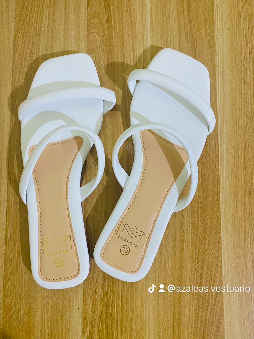 shiftedwomb's tweet photo. Affordable ladies slippers
50 Cedis 💜

Kindly retweet when you see it 👿😈🌝🌚 https://t.co/2UIfPJwRac