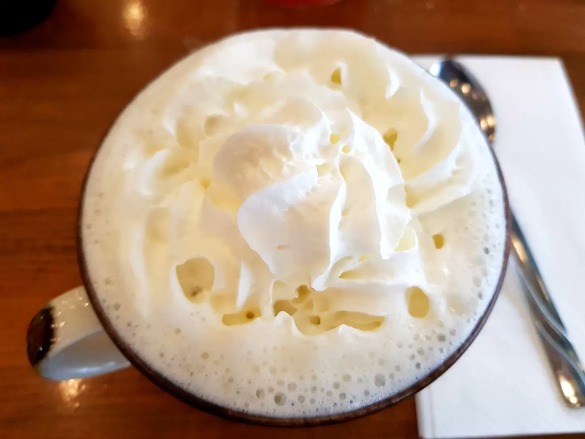 pinkpumpkin8's tweet photo. bu sogukta #whitehotchocolate içmeyelim de, n'apalım? ☕😋 https://t.co/gLSYzuJT6q